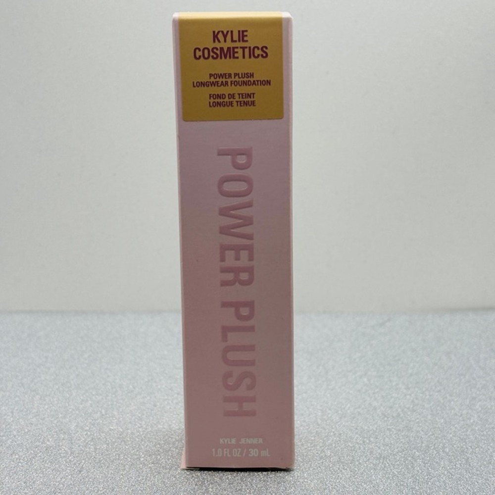 Kylie Cosmetics Power Plush Longwear Foundation-2.5 W - Picture 2 of 9